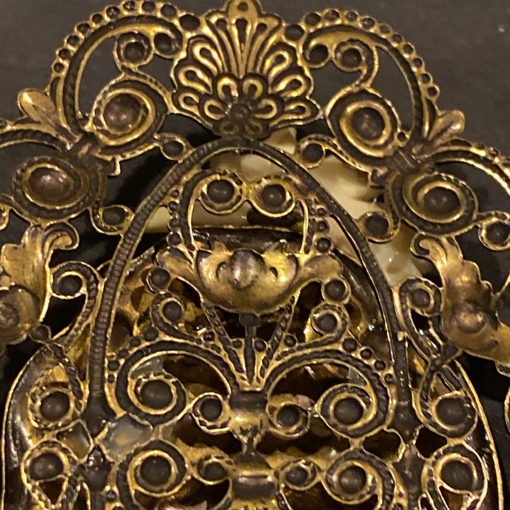 Joseff Of Hollywood Unsigned Cameo Brooch. Antique GoldTone and WhiteCelluloid. - Picture 6 of 8